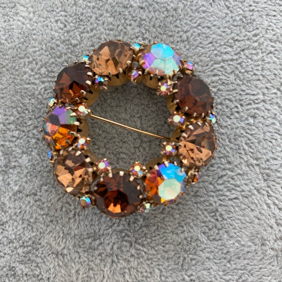 Weiss Jewelry - Weiss Vintage Brooch